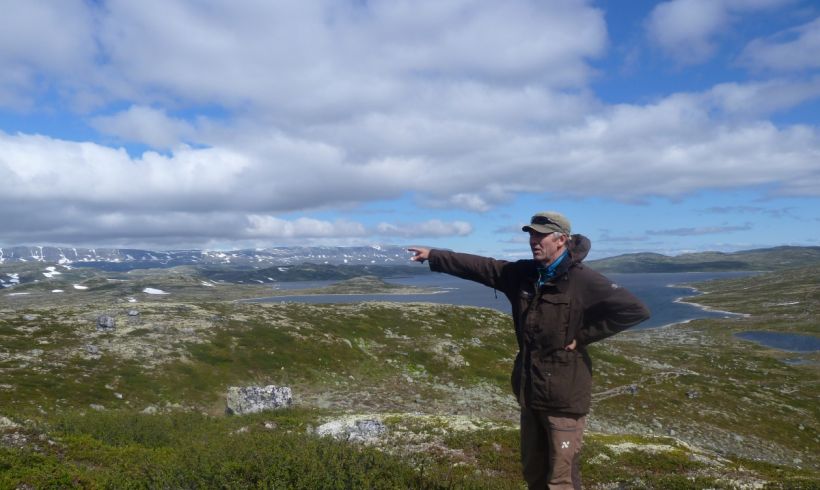 Arkeologen peker